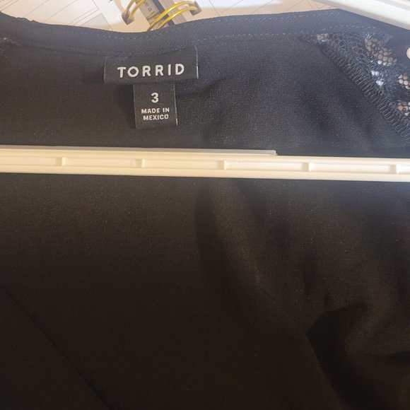 TORRID Sleeveless Top Lace Detailing - Picture 4 of 4